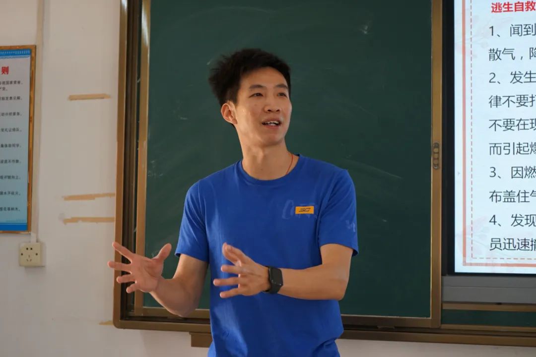 体育老师都当过班主任吗,东莞体育老师做班主任