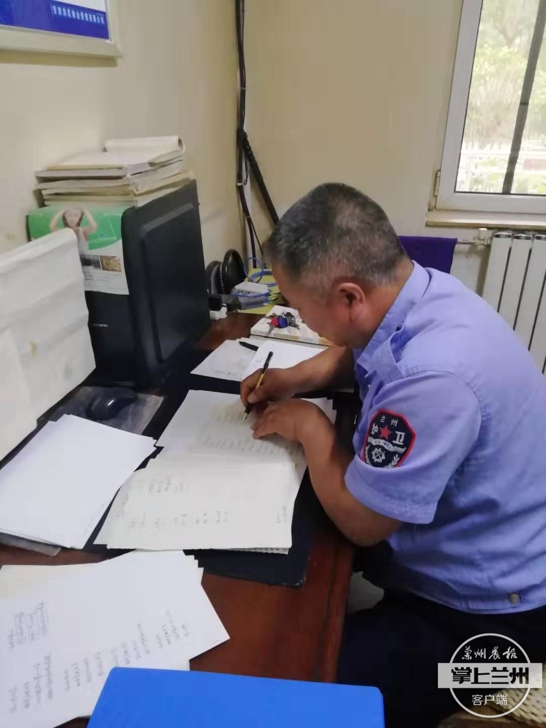 喧个关丨“保安诗人”徐垦：追梦不停54岁终圆大学梦