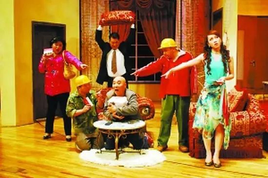 令人一笑解千愁的,是这个光头