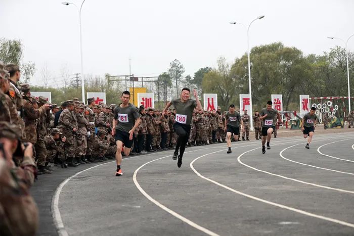 寒风中的他们完整版,寒风中他们一直在坚守