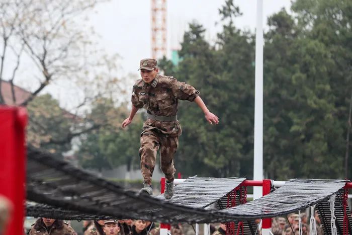 寒风中的他们完整版,寒风中他们一直在坚守