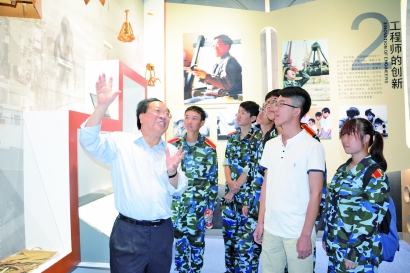 大力弘扬劳模精神劳动精神,劳模工匠与劳模工匠精神