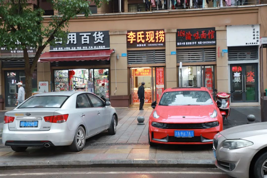 联合执法，还路于民︱整治凤凰城小区周边违停乱象！