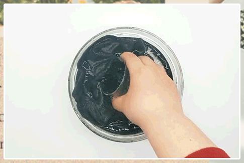 小黑裤好看显瘦,一条小黑裤搞定秋冬100种时髦搭配