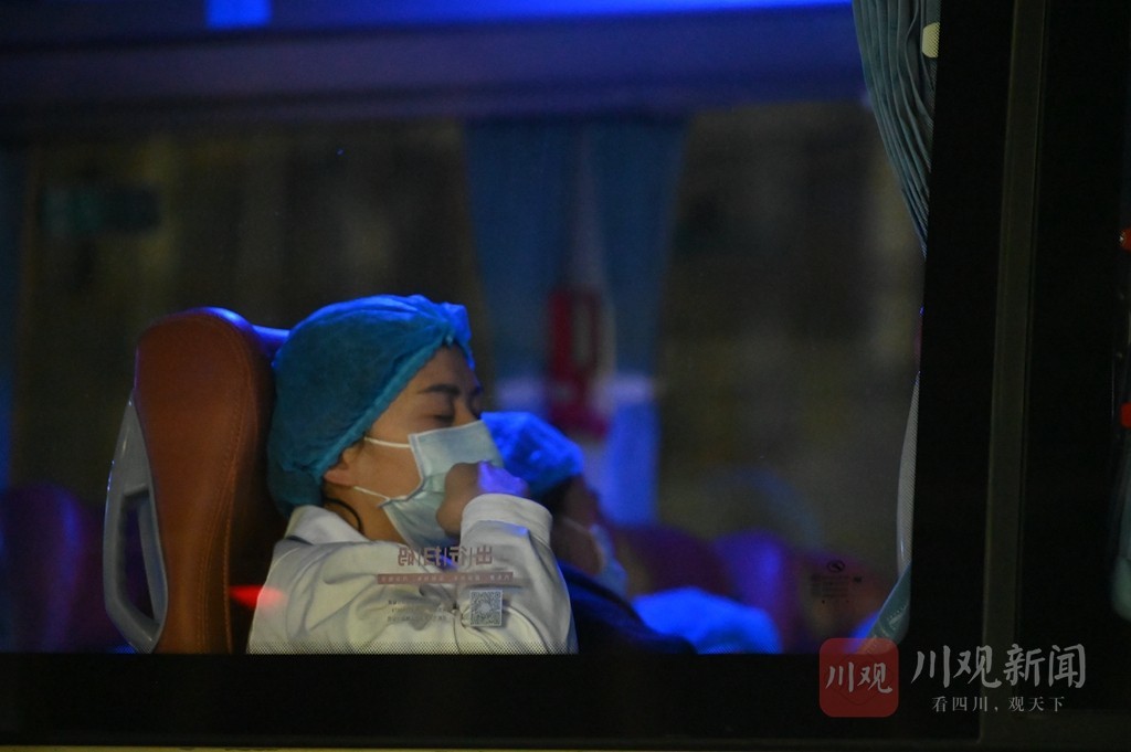 直击郫都最暖寒夜：这些身影让人泪目