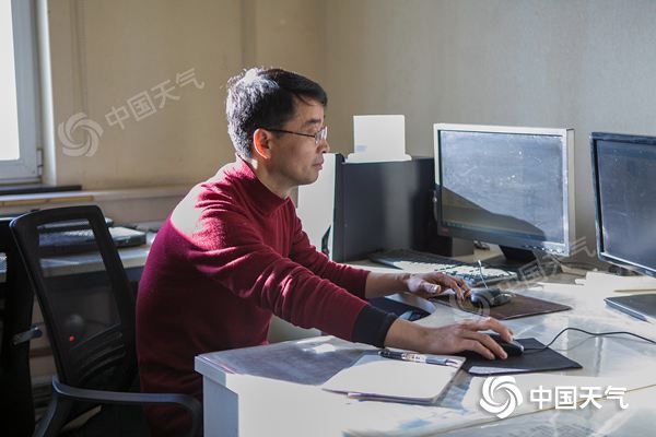 一座山一个人一只狗,一座山一个人一条路完整版