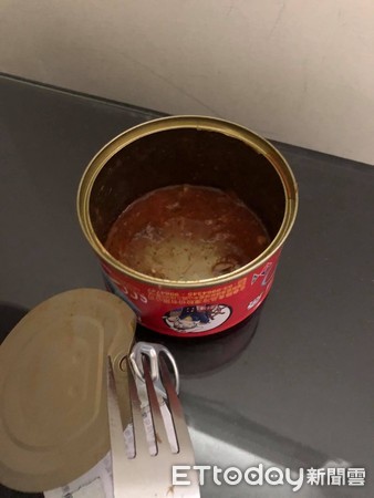 波斯猫脸上「多一圈橘渍」舔不掉　网见罐罐空空赏傻眼：太咸啦