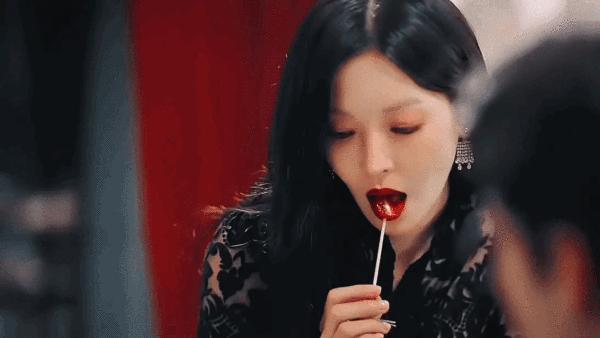 瑞思拜的殿堂级演技，国内热搜也忍不住要给金素妍S卡