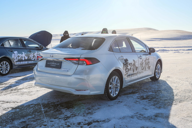 在冰天雪地里飙车,在冰路上飙车