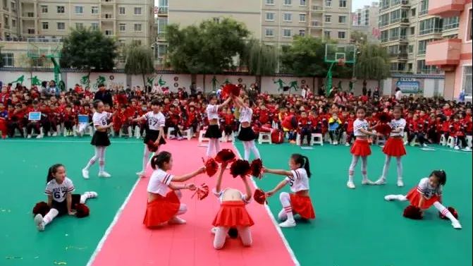 临洮县实验三小校园足球比赛,实验二小踢足球比赛直播