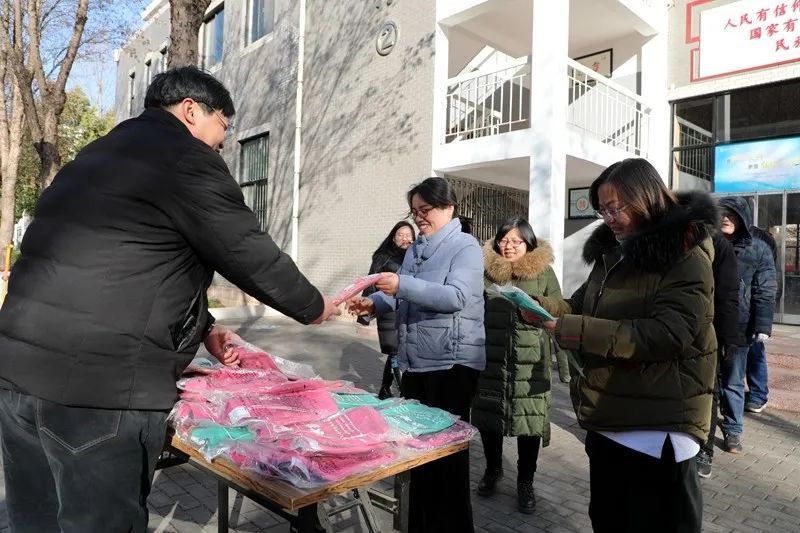 为了“暖起来”这件事儿，他们秀出了“十八般武艺”……