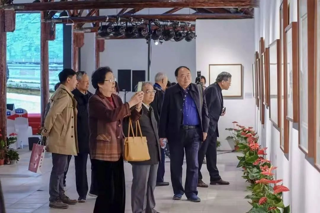 篮球场绿茵场,虹口足球场附近有篮球场