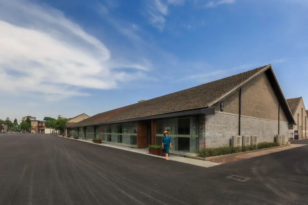 篮球场绿茵场,虹口足球场附近有篮球场