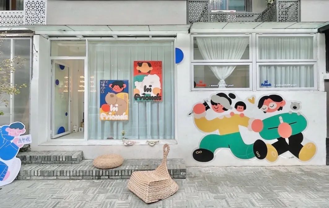 你家楼下的免费展览空间，晒着暖烘烘的太阳散步去吧