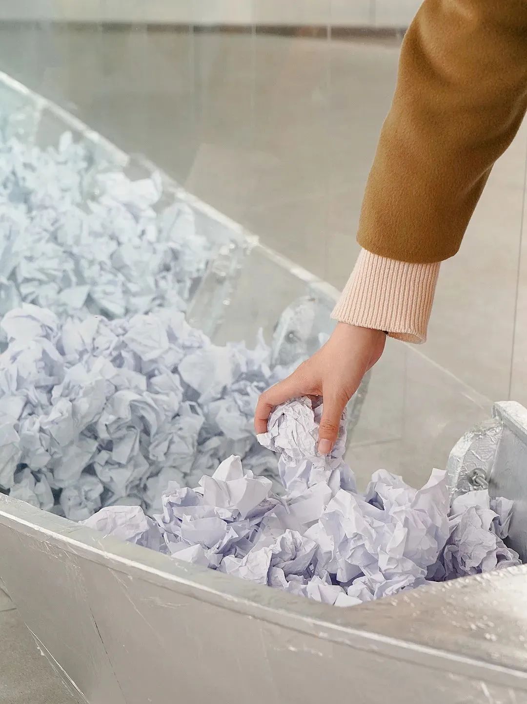 你家楼下的免费展览空间，晒着暖烘烘的太阳散步去吧