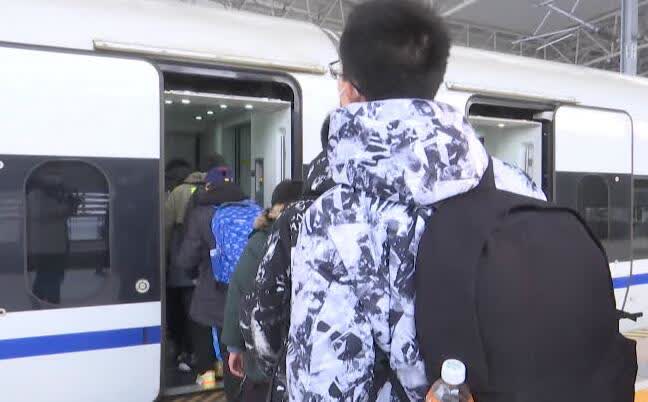 真情服务传温暖守护春运回家路,志愿者小候鸟安全返程