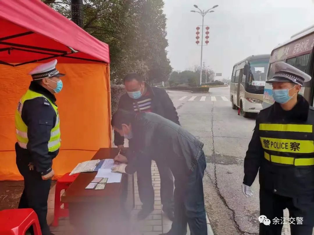 超员超载危害大生命珍贵莫儿戏,平安春运交警同行严守群众安全线