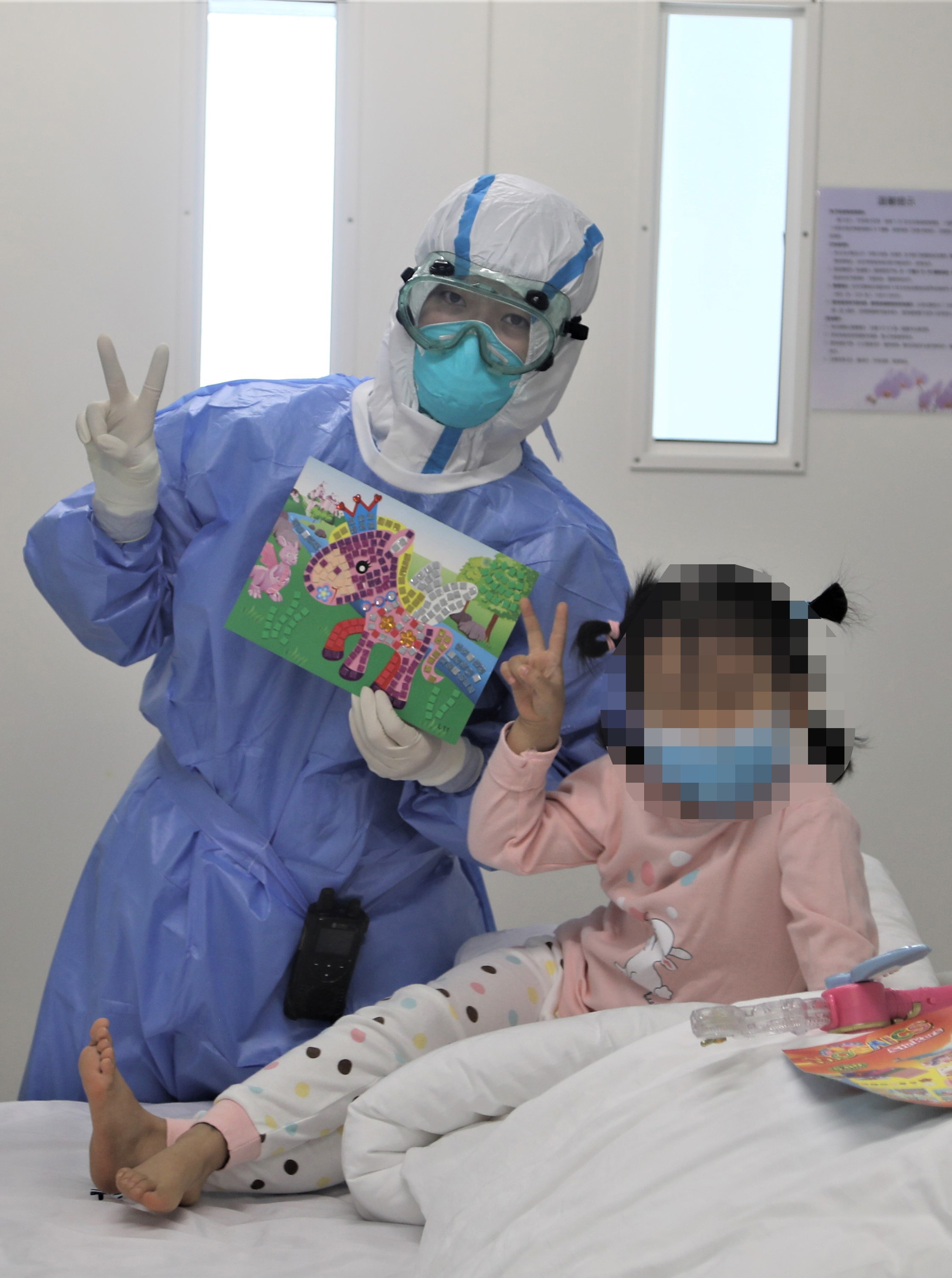 “一个拥抱,就是最好的‘治疗剂’”——应急隔离区的别样小年