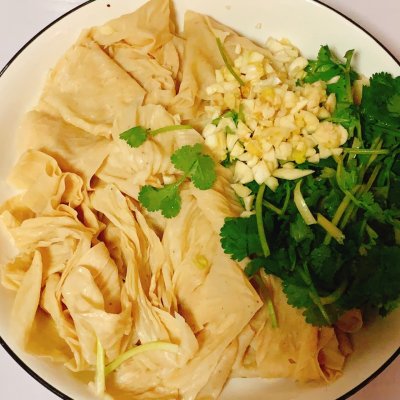 凉拌香辣豆腐皮,比辣条还好吃的豆腐皮做法