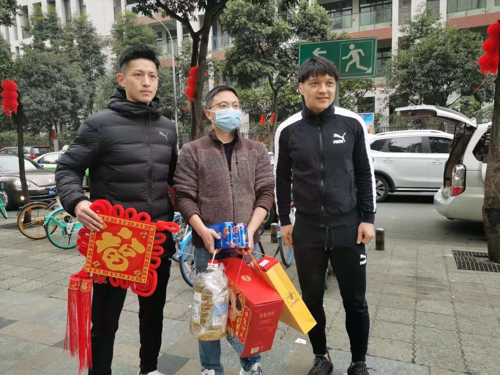 化身“快递小哥”汪嵩王楚为球迷送上新春大礼包
