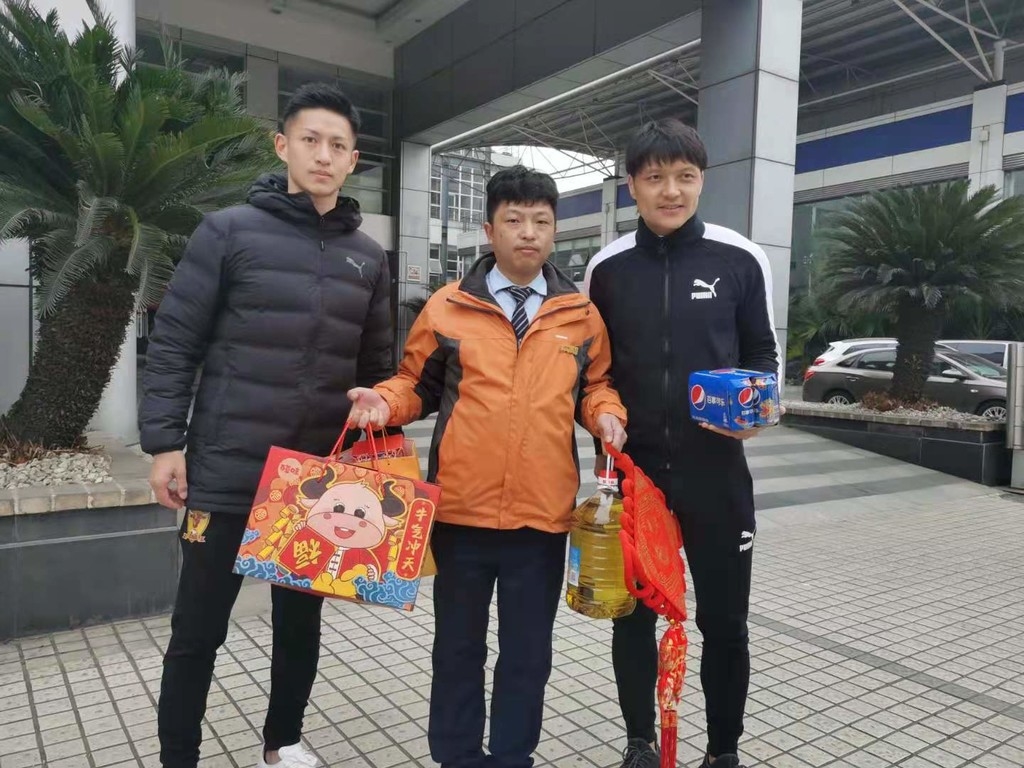 化身“快递小哥”汪嵩王楚为球迷送上新春大礼包