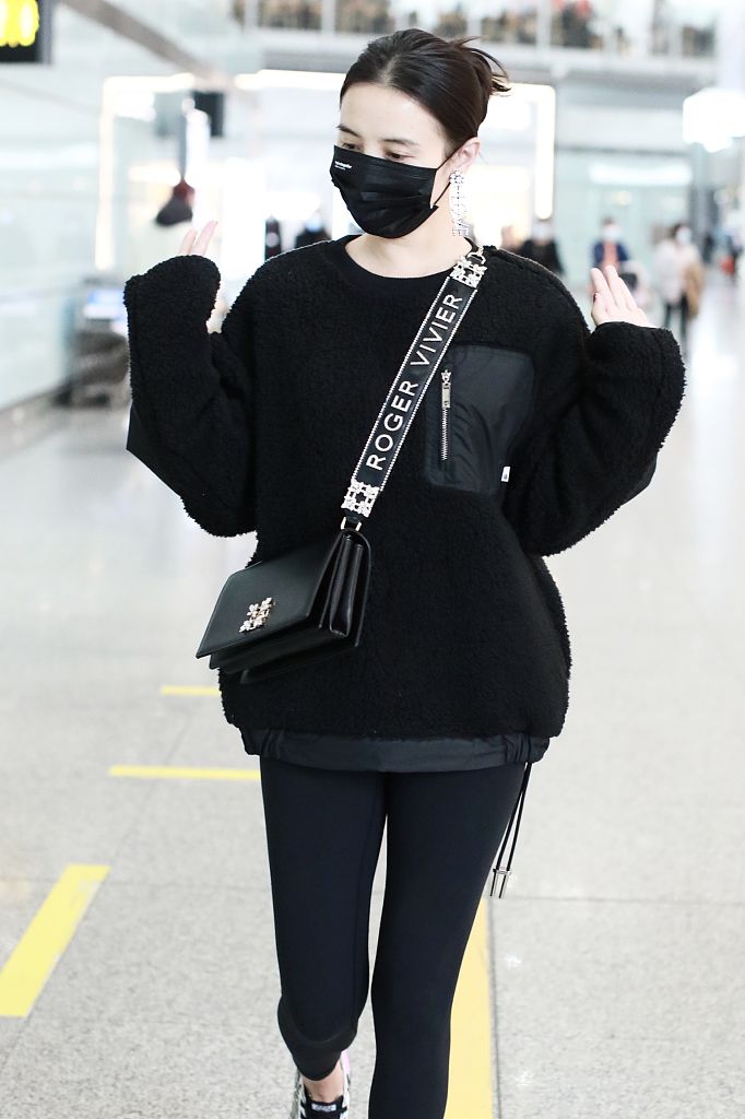 宋佳完美hold住水晶长耳环生图超美收粉丝自制新年贺卡甜笑暖心