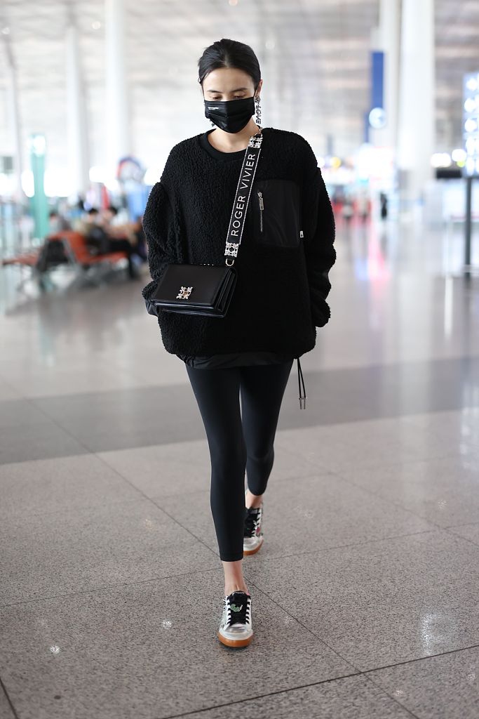 宋佳完美hold住水晶长耳环生图超美收粉丝自制新年贺卡甜笑暖心