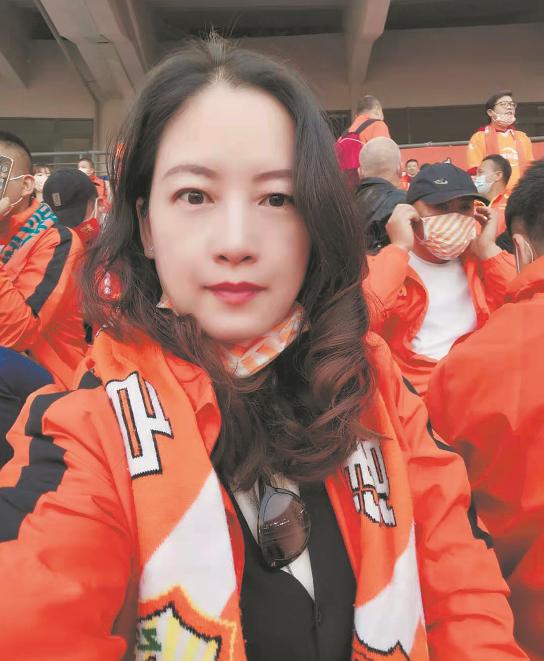 “橙”风破浪，球场边的靓丽风景线