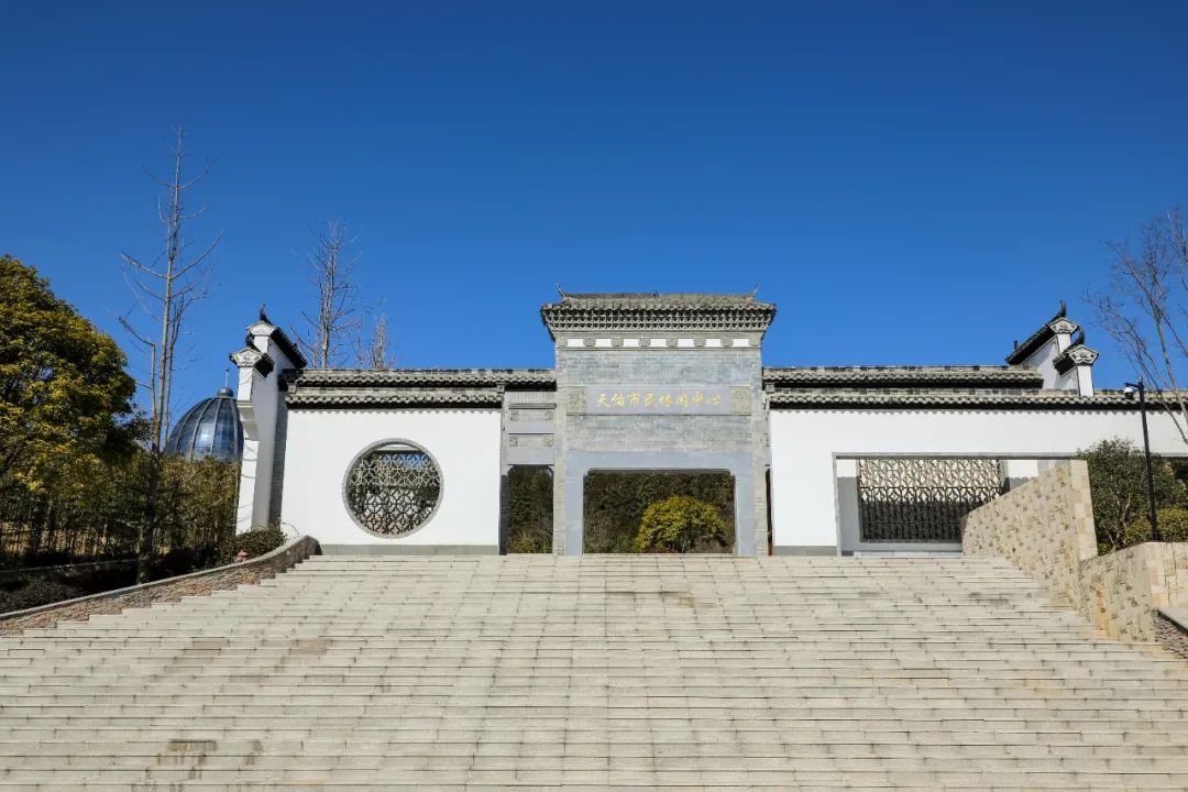 勇立潮头续写华章,勇立潮头继往开来