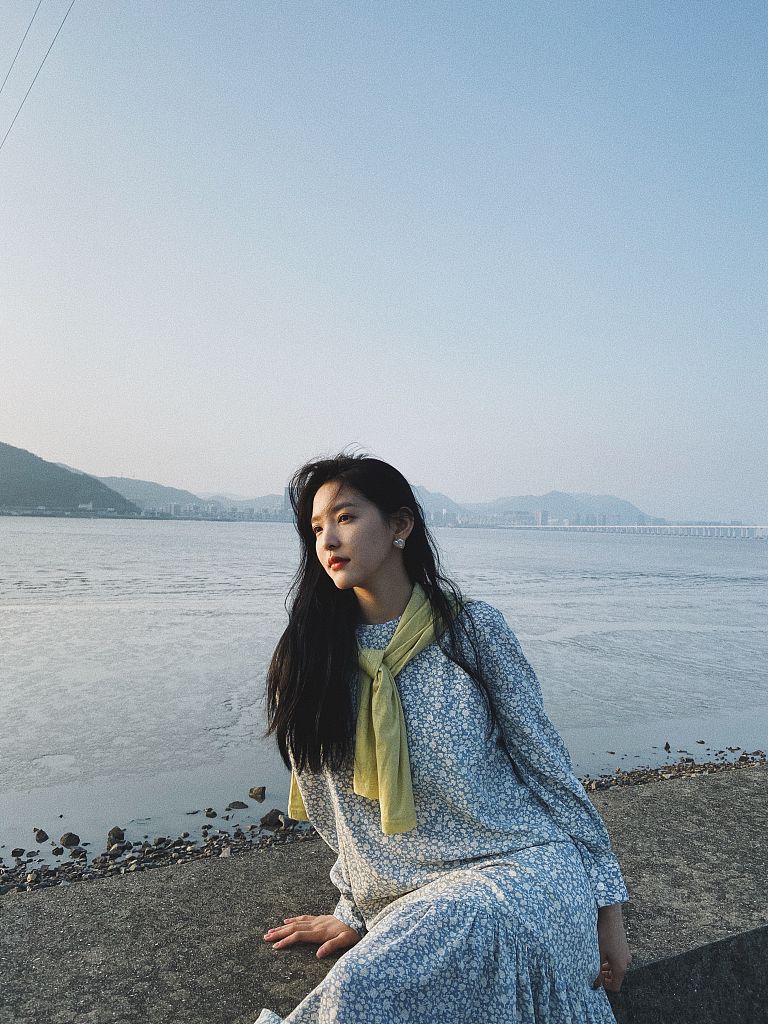 章若楠慵懒风卷发,章若楠慵懒马尾