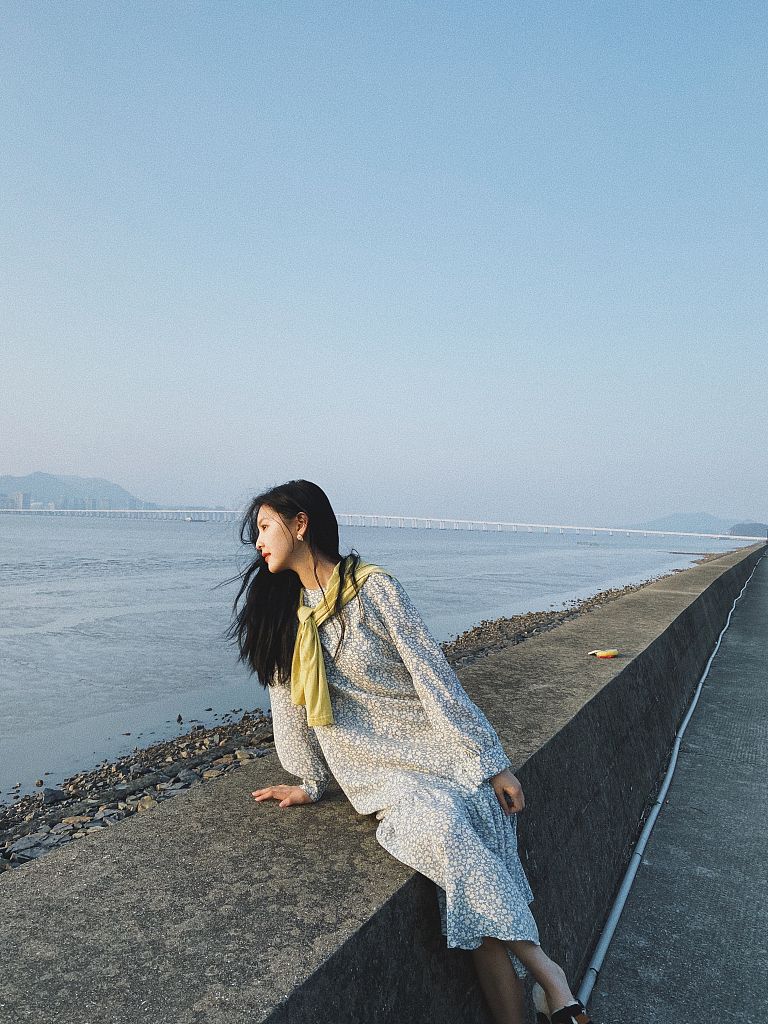 章若楠慵懒风卷发,章若楠慵懒马尾