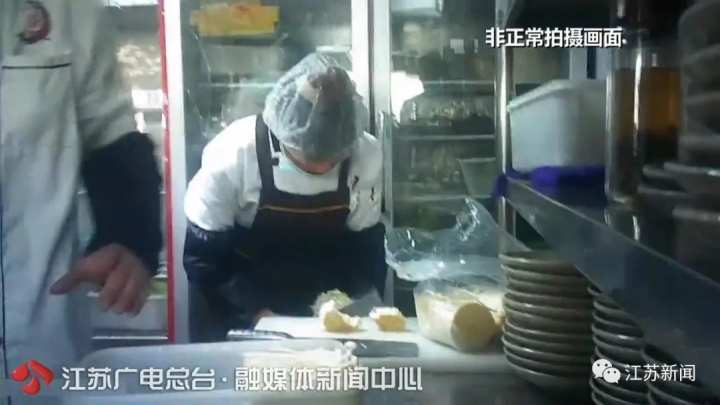 触目惊心！*底卧**知名火锅品牌小龙坎：土豆烂了继续用、拖把捣制冰机……