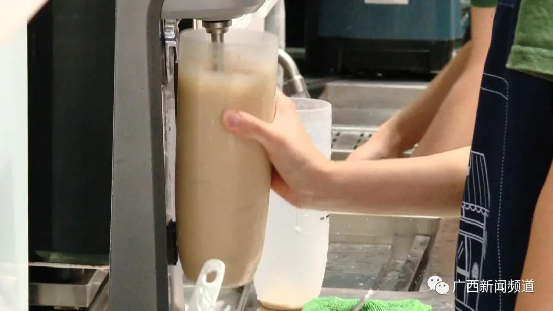 奶茶里没奶喝完睁眼到天亮你手里的奶茶还“香”吗？