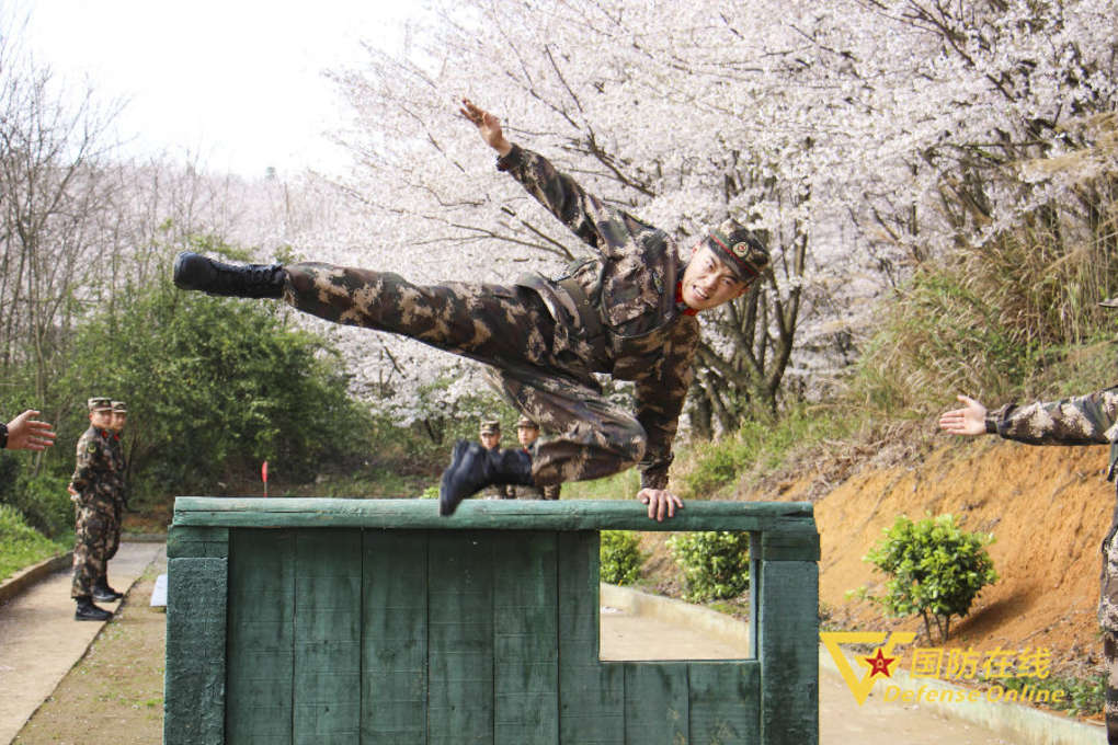 迷彩绿遇到火焰蓝,樱花粉和迷彩绿的交融