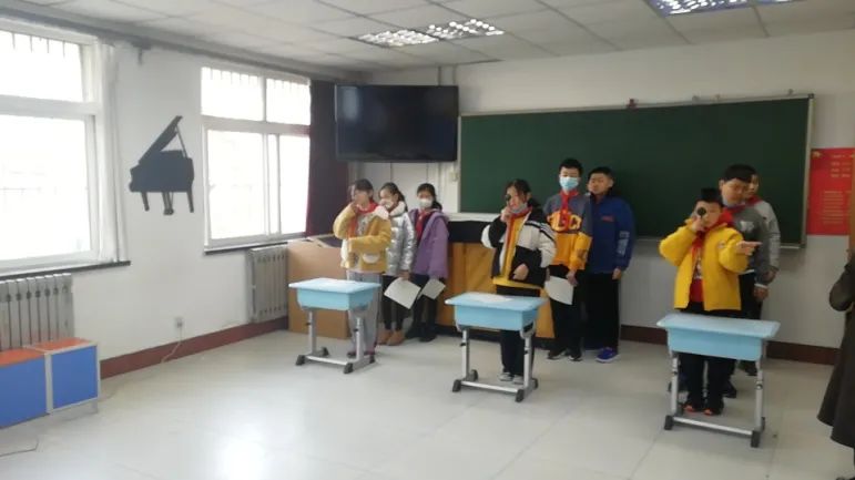 认真做眼操保护好眼睛,做好眼保健操爱护自己的眼睛