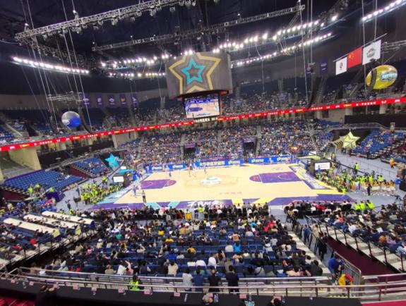 近5万球迷现场见证京鲁大战,现场感受中国足球球迷热血沸腾