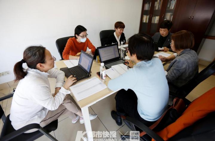 1359篇进入最后一关，评委全是大咖！第四届杭州市中小学生“我的春节”主题征文大赛今天现场评审