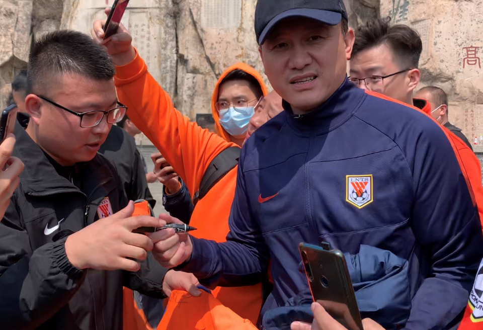 新赛季备战冲战神准备,泰山队登泰山祈福新赛季