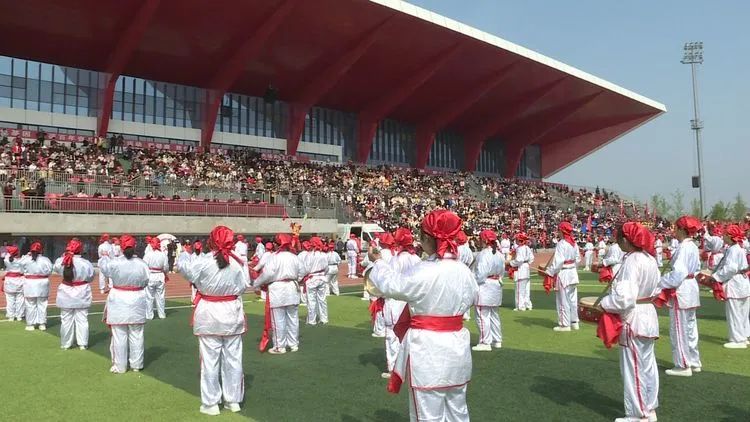 学校举办春季田径运动会,第34届县中小学生田径运动会开幕