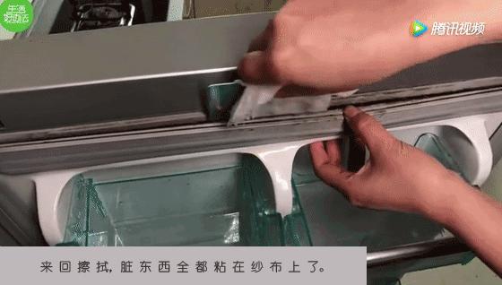 冰箱胶条发霉拆下来用什么泡,冰箱的胶条发霉难清洗教你一绝招