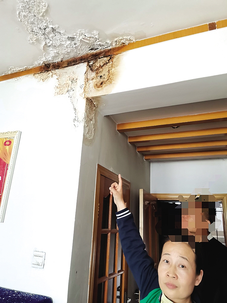 楼顶漏水是物业修还是自己修,楼顶漏水物业修还是自己修