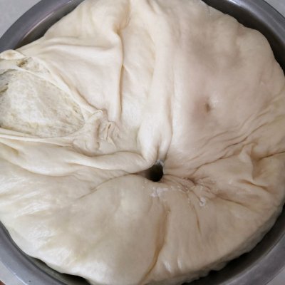 面包面团发酵过度怎么补救,已经发酵好的面团太硬怎么补救