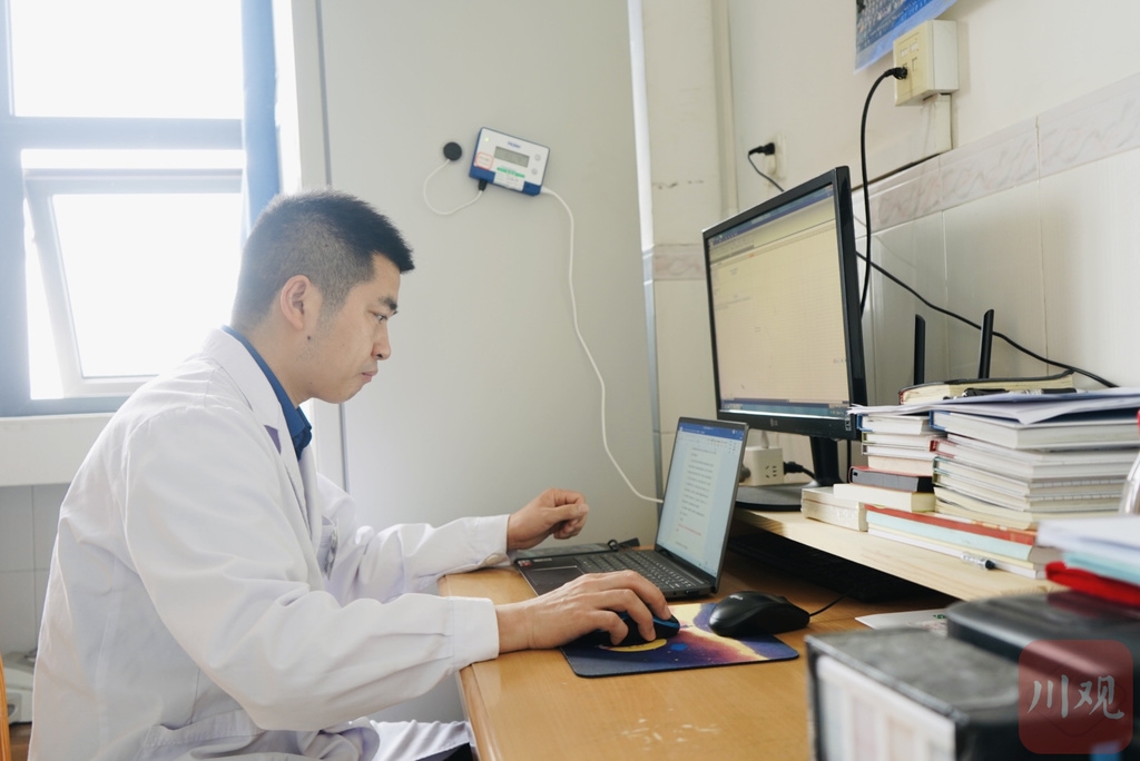 寻找“宝藏”男护士④|他是“超级奶爸”，也是四川省首个男护士组织发起人