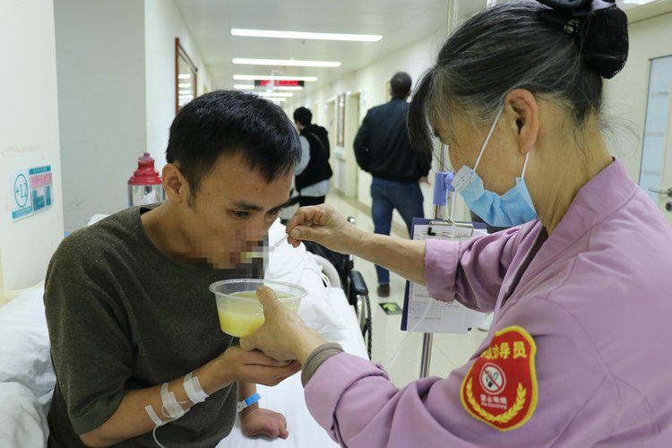 26岁双腿截肢男子,男子截肢靠老婆养家糊口