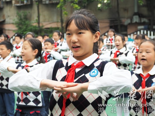 唱响校园之歌争做阳光少年,师生同唱教育歌