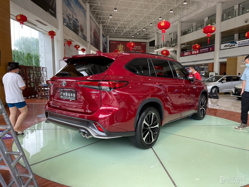 新款起亚嘉华实车曝光,2022丰田皇冠陆放豪华版图片