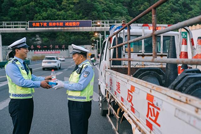 高速交警辅警的一天,高速交警上班的一天