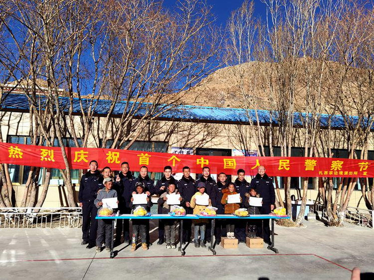 乐于助人警察,乐于助人的暖心民警