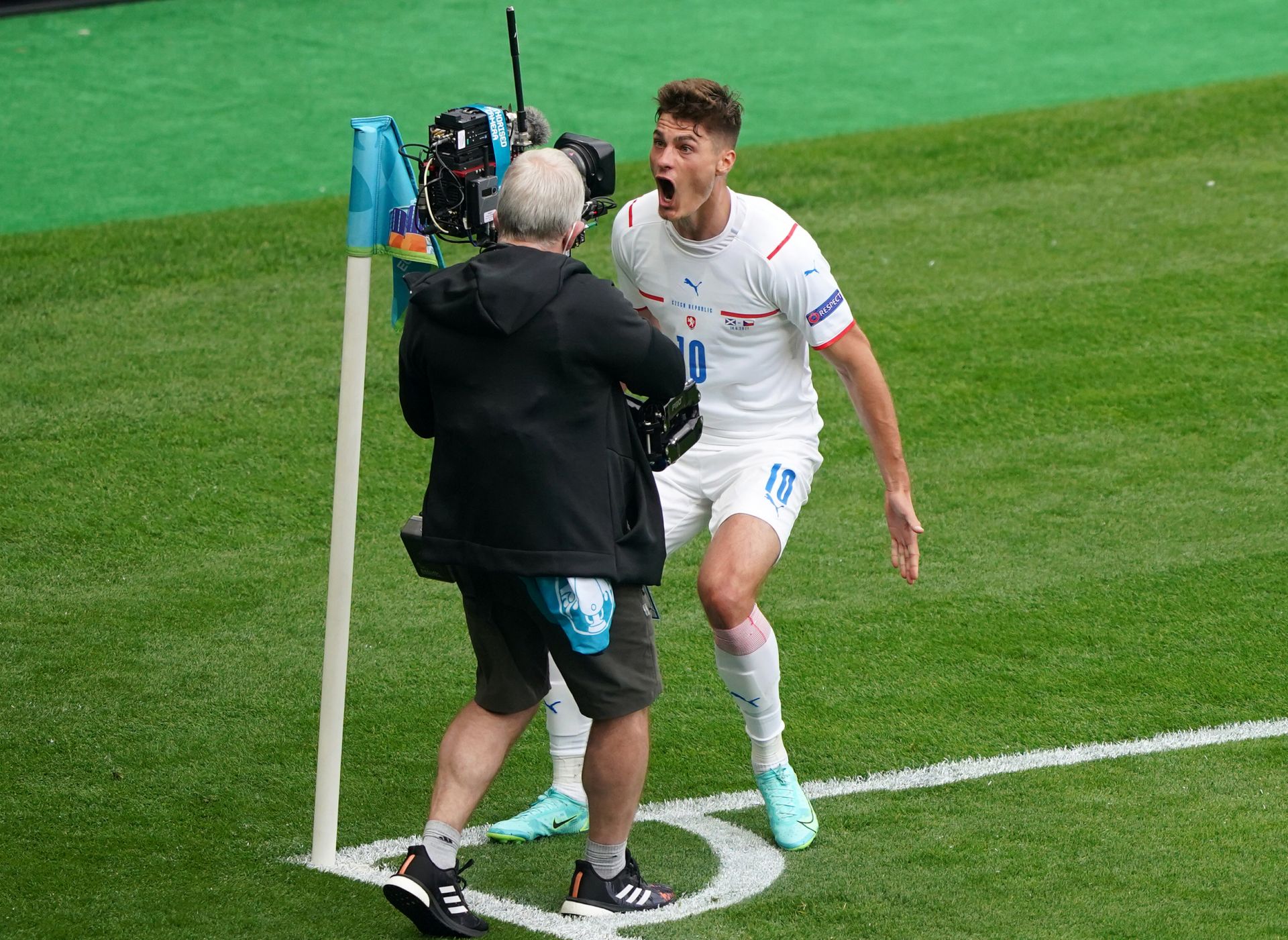 希克45米超远吊射捷克2-0苏格兰,希克惊天远射捷克力擒苏格兰