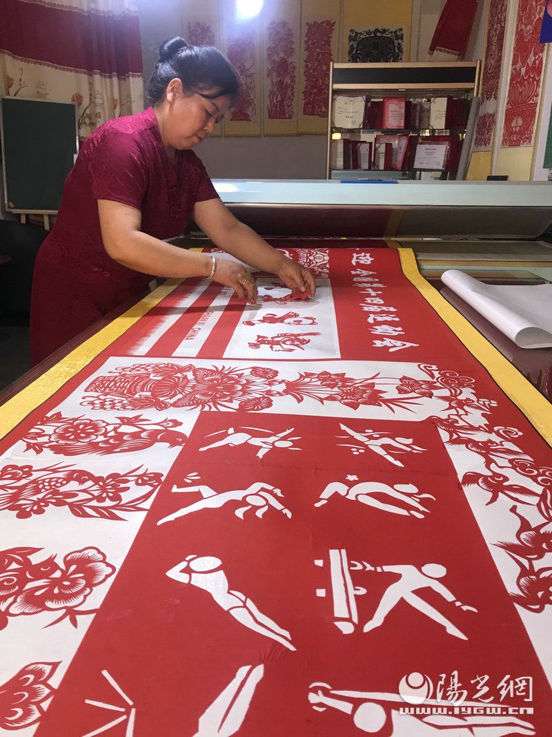 西安鄠邑区剪纸传承人,陕西西安的剪纸艺术家杨彩霞